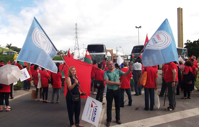 Aposentados de Sorocaba agitam bandeiras [azuis] da Amaso durante ocupação da via Dutra