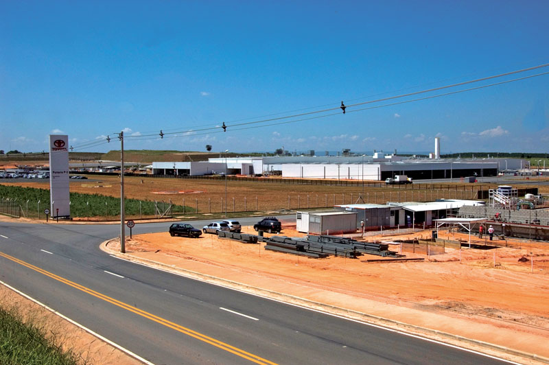 Montadora está sendo erguida no final da avenida Itavuvu, próximo às margens da rodovia Castelo Branco, sentido interior/capital, no km 92 da rodovia