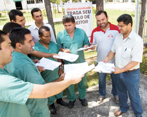 Trabalhadores da Satúrnia entregam listas de assinaturas a dirigentes metalúrgicos Alex Fogaça e Adilson Faustino