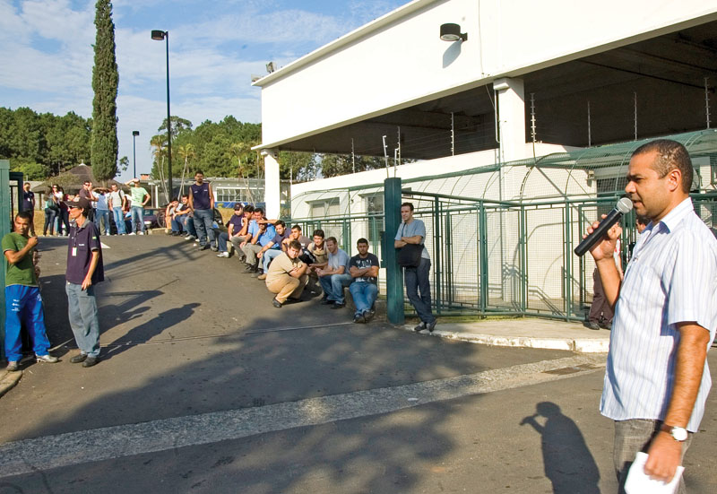 Valdeci Henrique da Silva, o Verdinho, fala com trabalhadores durante protesto na portaria da fábrica