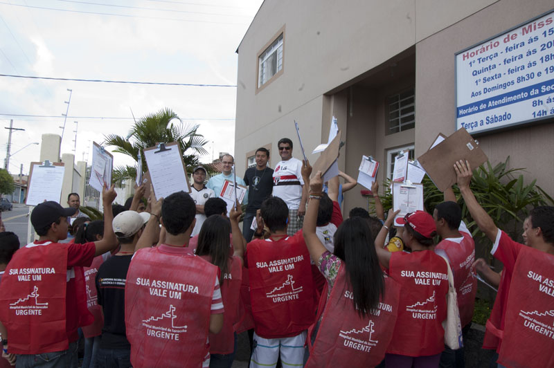 Concentração de voluntários foi em frente à Igreja Santa Maria dos Anjos, onde receberam a bênção do padre Fausto