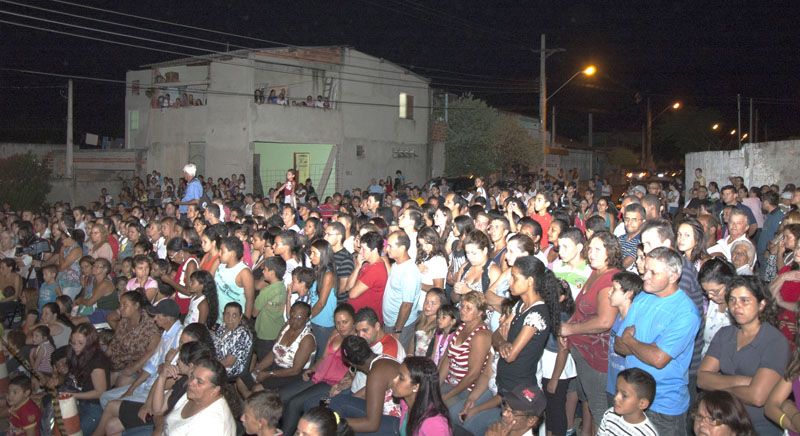 Público lotou pátio em frente a igreja Santa Maria dos Anjos, no parque Vitória Regéia, zona norte de Sorocaba