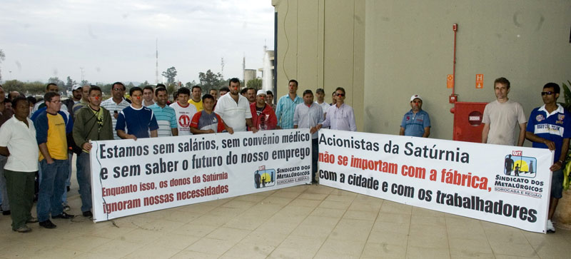 Trabalhadores no saguão da Câmara Municipal durante manifestação no Legislativo sorocabano em outubro do ano passado