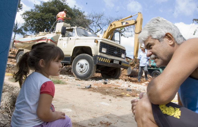 Gamaliel explica para a neta que a prefeitura estava demolindo o primeiro parque infantil da cidade