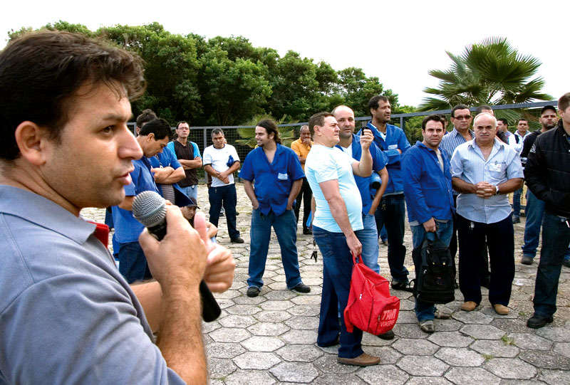 Cláudio Minguel Ribeiro, integrante do CSE na empresa, durante assembleia com os trabalhadores