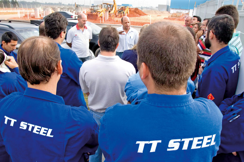 Trabalhadores participaram da primeira assembleia na portaria da fábrica, que fica ao lado da montadora Toyota