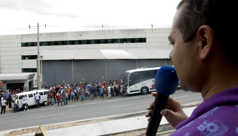 O dirigente sindical Valdeci Henrique da Silva, Verdinho, conversa com trabalhadores da planta 7 durante assembleia