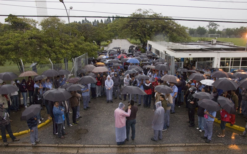 Mesmo debaixo de forte chuva, os metalúrgicos da Apex participaram da assembleia e aprovaram a proposta na manhã de hoje, quarta, dia 20