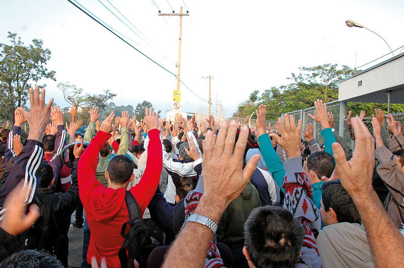 Trabalhadores votam aprovação do PPR de 2012 durante assmbleia na porta da fábrica