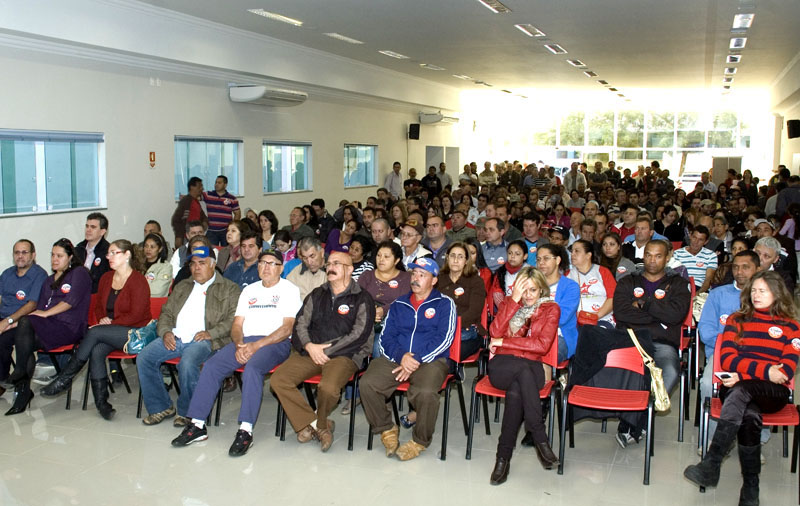 Cerca de 400 pessoas participaram do lançamento da candidatura à reeleição do atual vereador metalúrgico Izídio de Brito Correia (PT)