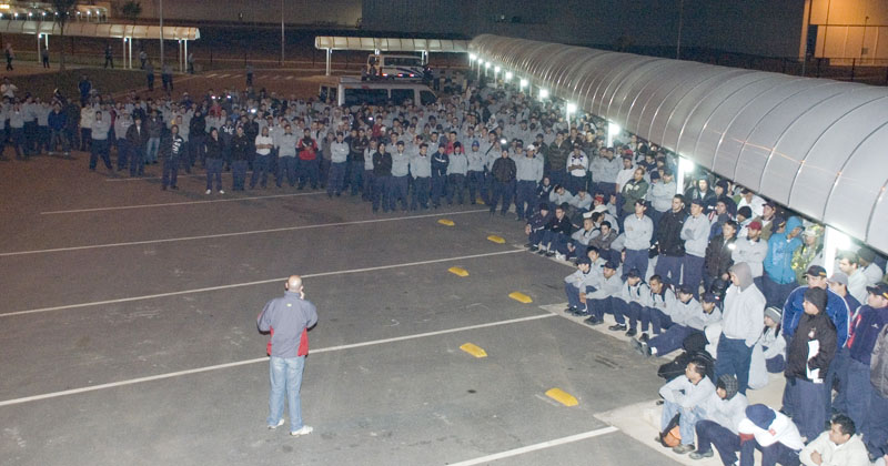 Trabalhadores ouvem diretores do Sindicato durante primeira assembleia na portaria da montadora