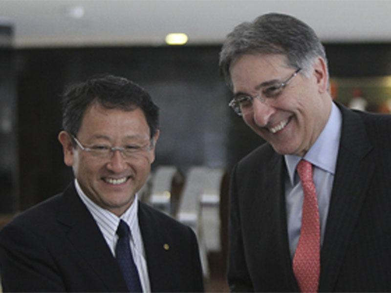 Akio Toyoda, presidente mundial da Toyota Motor Corporation, e o ministro do Desenvolvimento, Indústria e Comércio Exterior, Fernando Pimentel