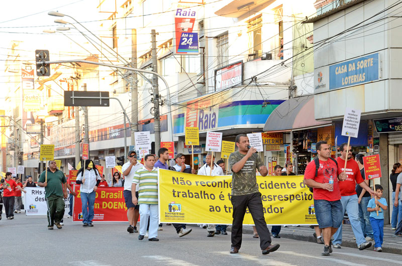 Manifestação de lesionados, comandada pelo Sindicato dos Metalúrgicos, aconteceu no final da tarde desta sexta, 31, no centro de Sorocaba