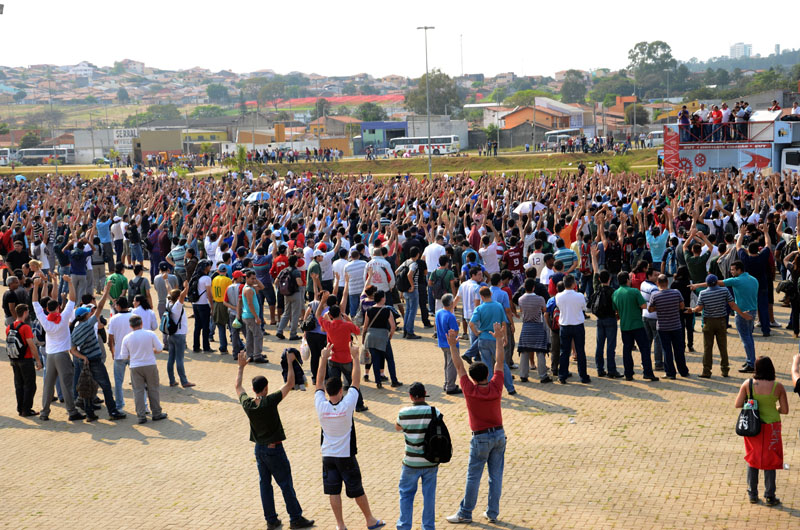 Manifestação de metalúrgicos por aumento salarial, nesta quarta-feira, parou a produção por três horas