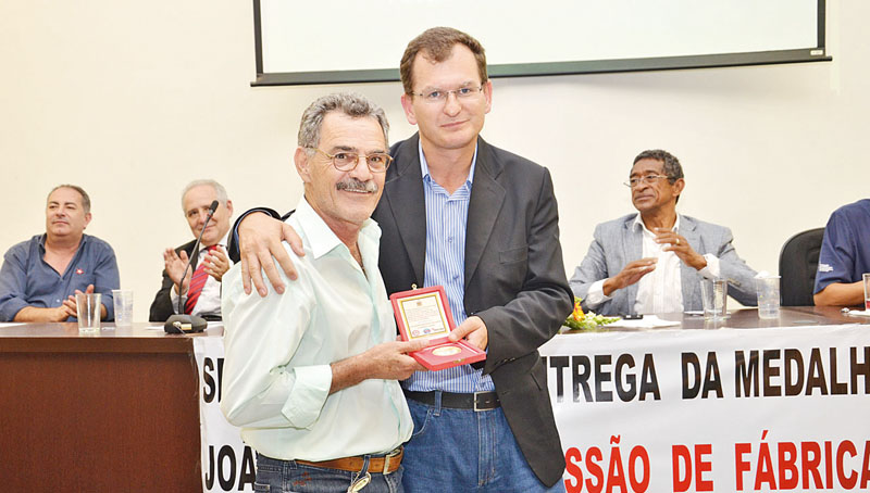 Coirin (esquerda) recebeu homenagem por ter sido membro da CF, em 1982