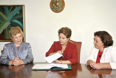 A Ministra da Cultura, Marta Suplicy, presidenta Dilma e a ministra Ideli Salvatti