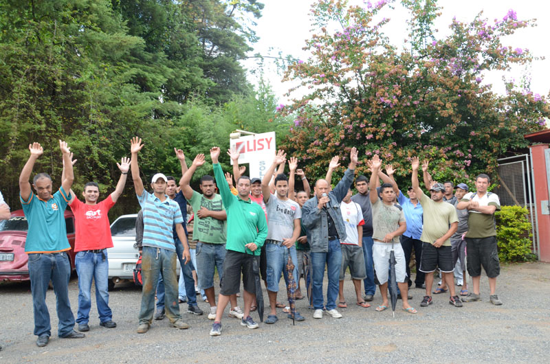 Trabalhadores da fábrica protestam contra a intransigência da fábrica em abrir negociações
