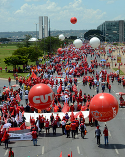 Trabalhadores de diversas categorias profissionais ligadas à CUT, uma das centrais sindicais que organizou a marcha, se reuniram em Brasília