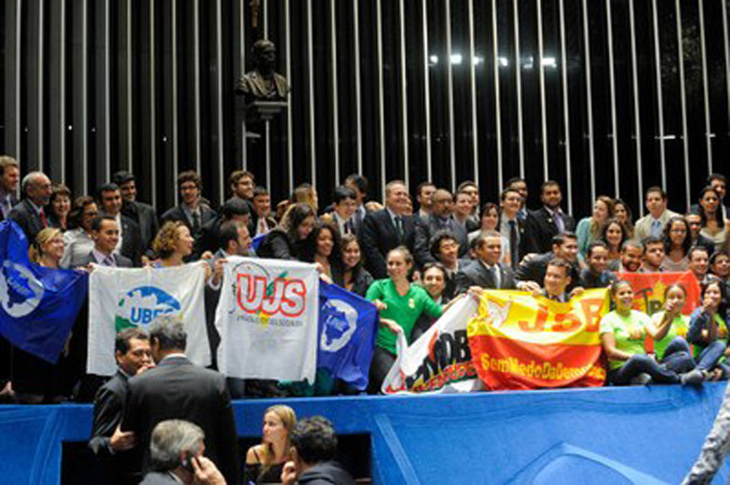 Plenário do Senado recebeu entidades de representação da juventude, que festejou resultado da votação