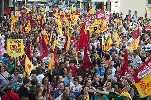 Professores e alunos da rede estadual de Porto Alegre fazem passeata nas ruas da capital gaúcha