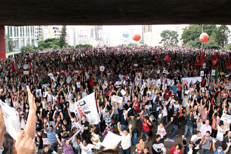 Cerca de 10 mil professores, reunidos em assembleia no vão do Masp, decidiram pela greve na última sexta-feira