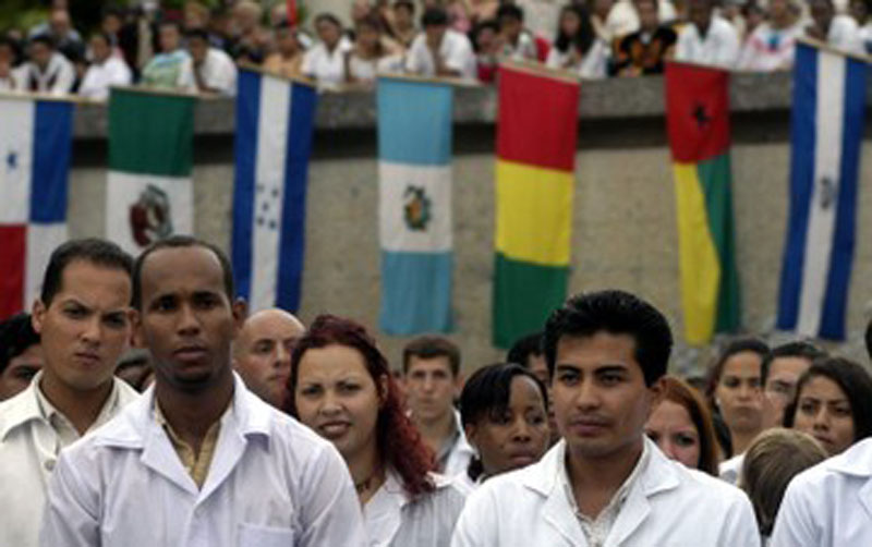 Solenidade de formatura de médicos em Cuba