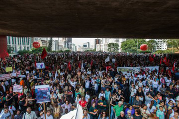 Imagens da assembleia da Apeoesp, que reuniu 10 mil professores no vão do Masp, na Paulista