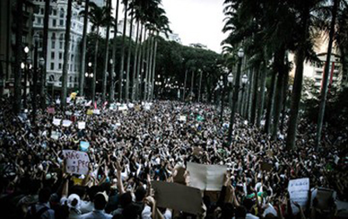 A decisão é adotada após forte pressão da sociedade, mobilizada a partir da iniciativa do Passe Livre