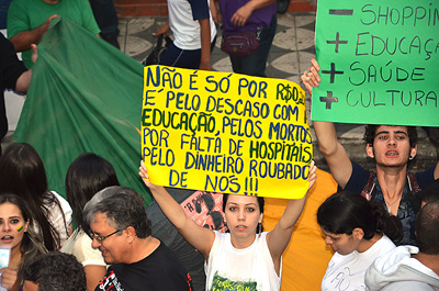 Milhares de manifestantes lotam a rua Álvaro Soares no Centro de Sorocaba