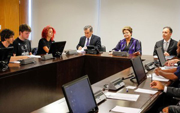 Antes de se encontrar com prefeitos e governadores, Dilma esteve com integrantes do Passe Livre