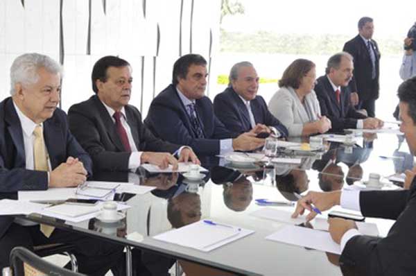 Temer e Cardozo (ao centro) durante reunião na manhã desta quinta-feira 4, no Palácio do Jaburu