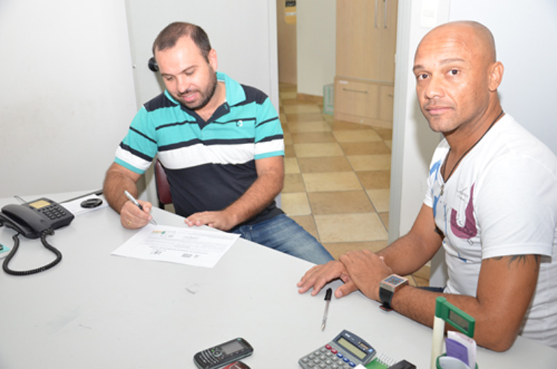 Alex Camargo (esq.), diretor sindical, assina parceria com professor Marcelo Lopes, ex-jogador do XV de Piracicaba, Guarani e Fortaleza