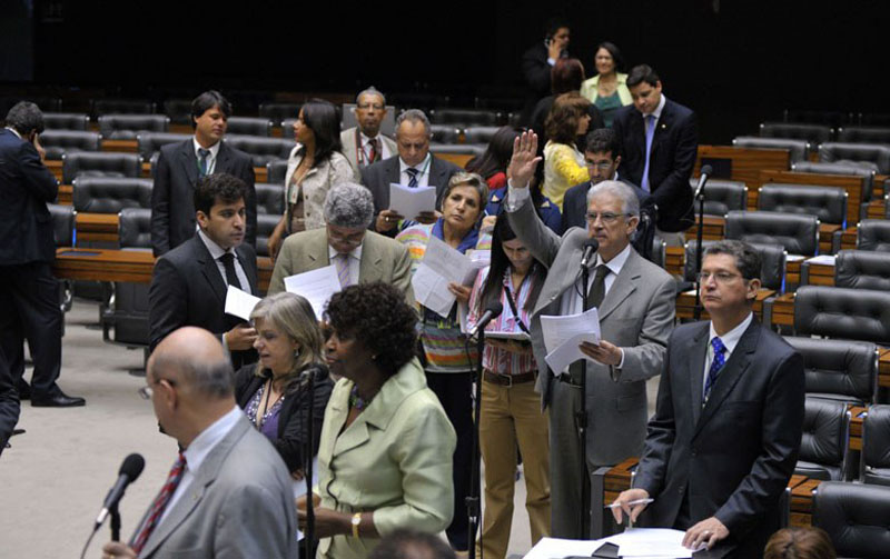 O plenário vazio é o desfecho das respostas do Congresso às manifestações de junho