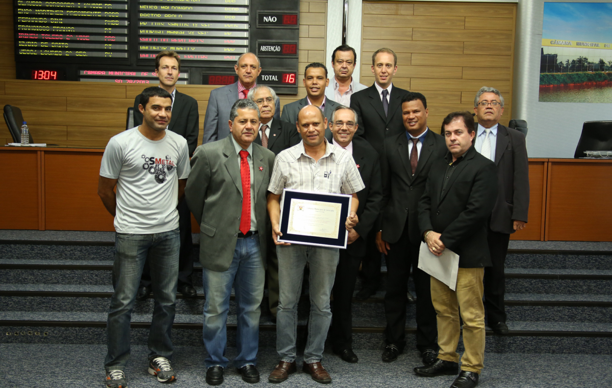 O presidente do Sindicato dos Metalúrgicos de Sorocaba, Ademilson Terto da Silva, recebeu a placa em nome da entidade, pelas negociações na Toyota