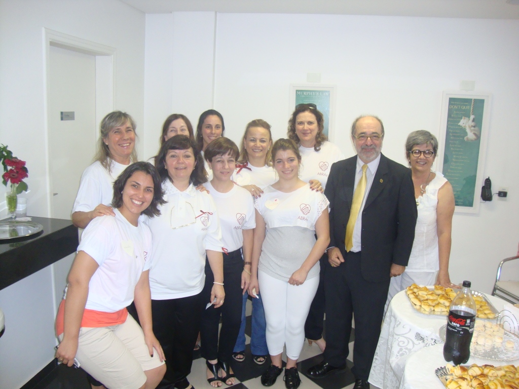 Equipe da sub-regional da Abraz, em Sorocaba, com o médico Paulo Canineu