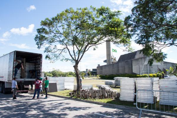 A estrutura do placo está sendo montada para receber a Orquestra Sinfônica do Estado de São Paulo