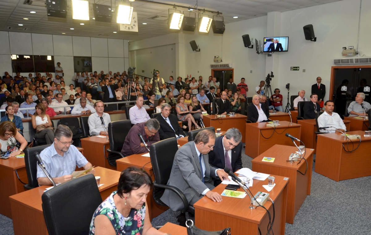 A audiência pública lotou o plenário da Câmara com a participação de deputados, representantes do Executivo estadual, vereadores e sociedade civil