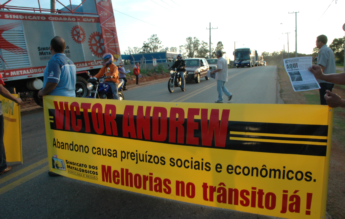 Protesto realizado na avenida Victor Andrew em 2010