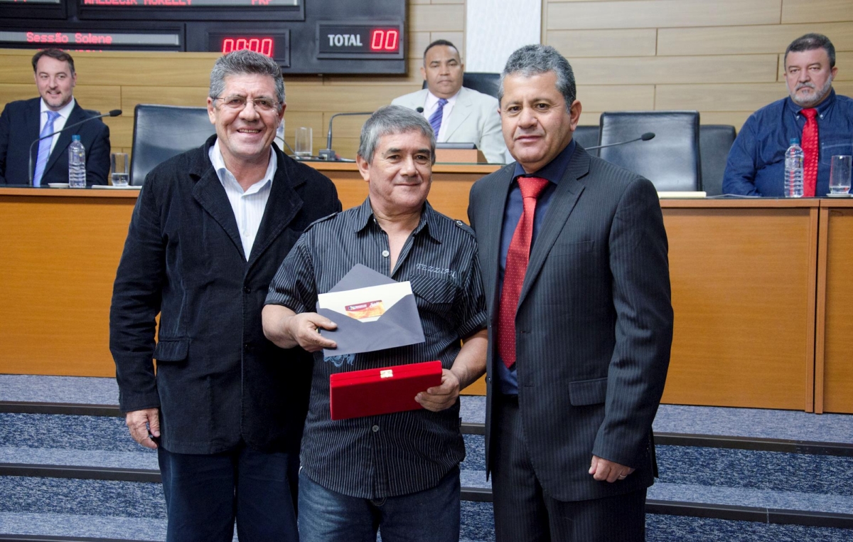 O ex-dirigente sindical Flávio Rangel recebe cartão Sócio Ouro das mãos do deputado Hamilton Pereira e do vereador Izídio de Brito