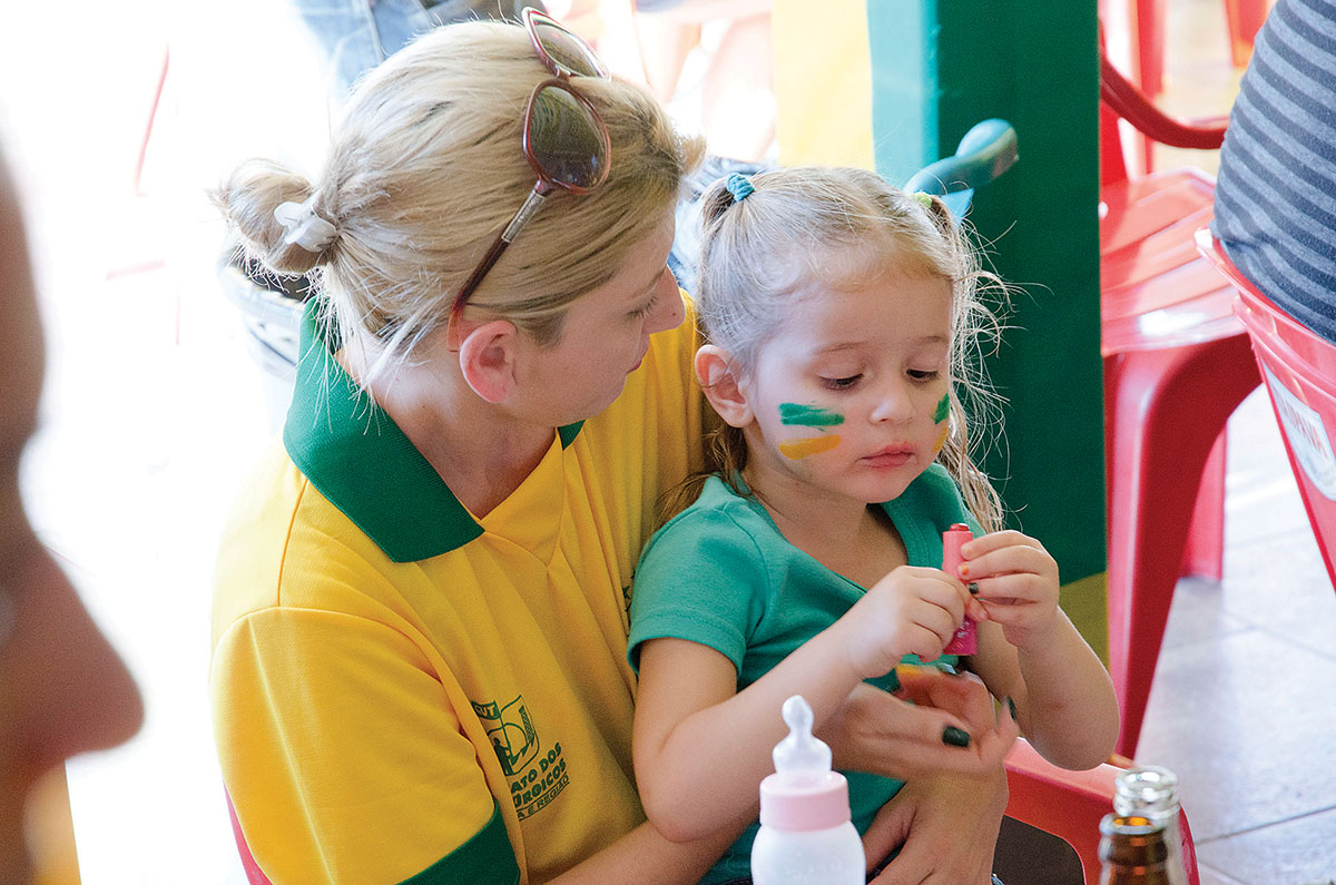 Famílias se prepararam para assistir à partida. Na imagem, mãe e filha curtindo o momento do jogo