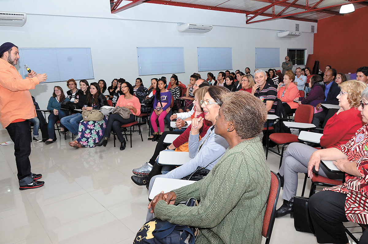 No início, houve uma dramatização encenada pelo ator Zé Bocca