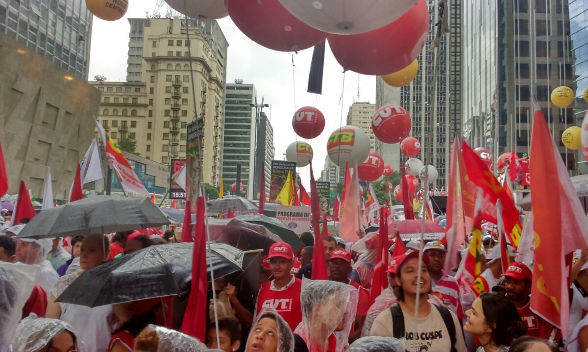 Chuva não atrapalha passeata de militantes, em São Paulo. A luta é em defesa da soberania, contra a privatização da Petrobras por direitos e pela refo