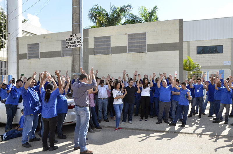 Cerca de 80 trabalhadores, dos dois turnos da produção e mais o setor administrativo, participaram da assembleia