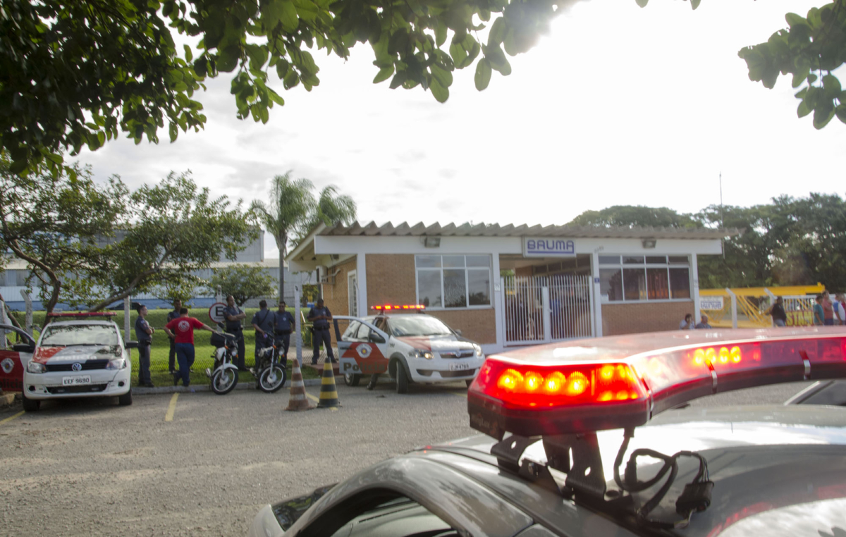 As polícias Militar e Rodoviária acompanharam as assembeleia na porta da empresa