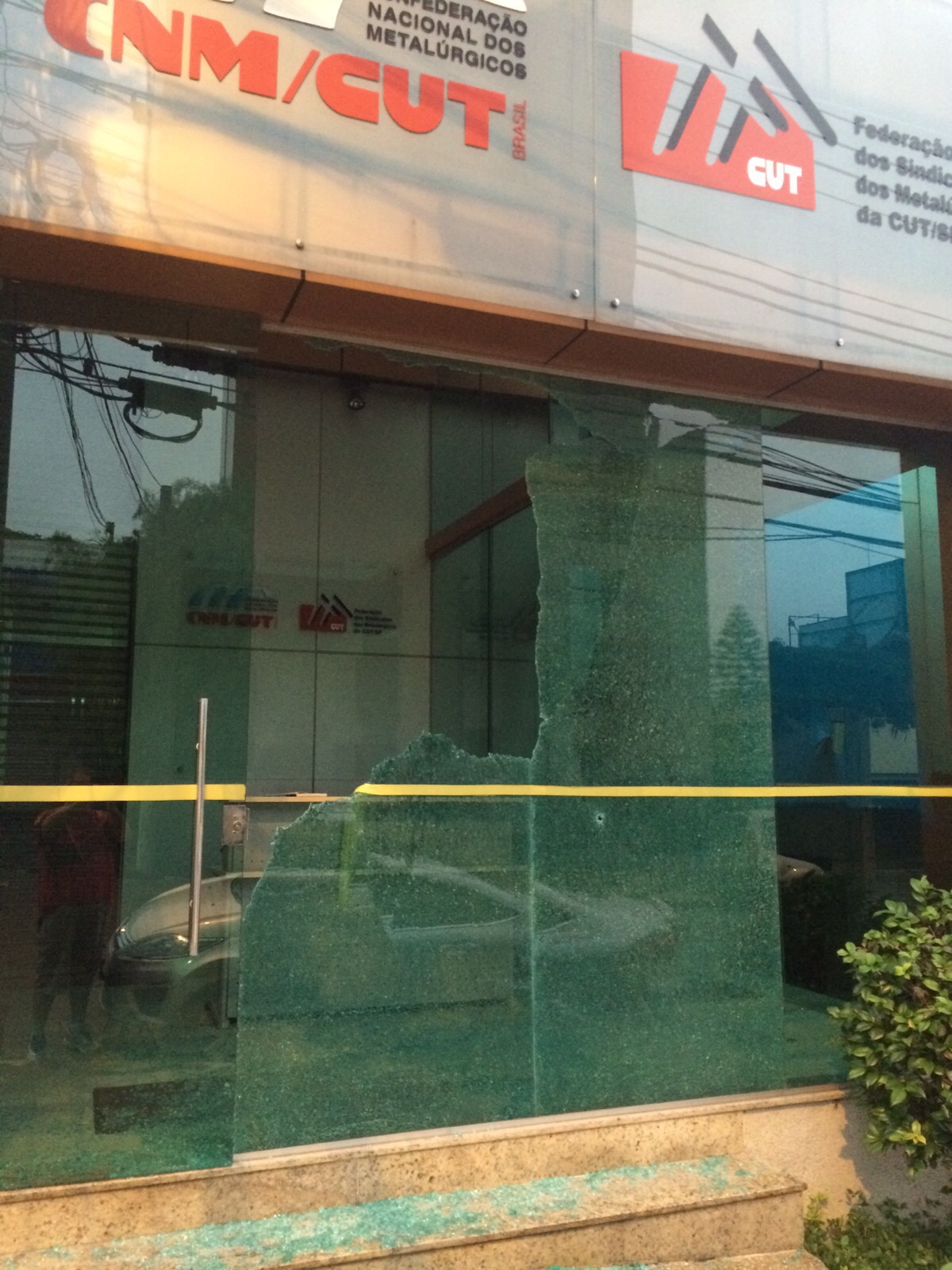 A fachada da FEM e da CNM que ficam no mesmo prédio amanhaceu destruída nesta quinta-feira, dia 26