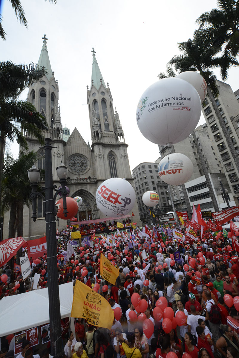 Diversas faixas e cores puderam ser vistas durante o ato na Praça da Sé, região central da capital paulista