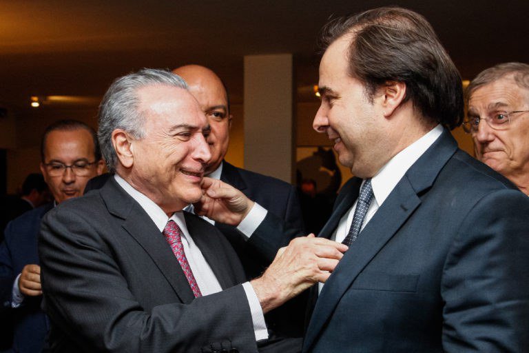 Temer e Maia: o primeiro propôs e o segundo tem a missão de aprovar as mudanças