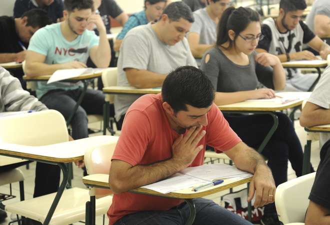 O Fies oferece financiamento em instituições particulares a estudantes que obtiveram pelo menos 450 pontos na média do Enem e não zeraram a redação (Foto: Fábio Rogério/ Arquivo JCS)