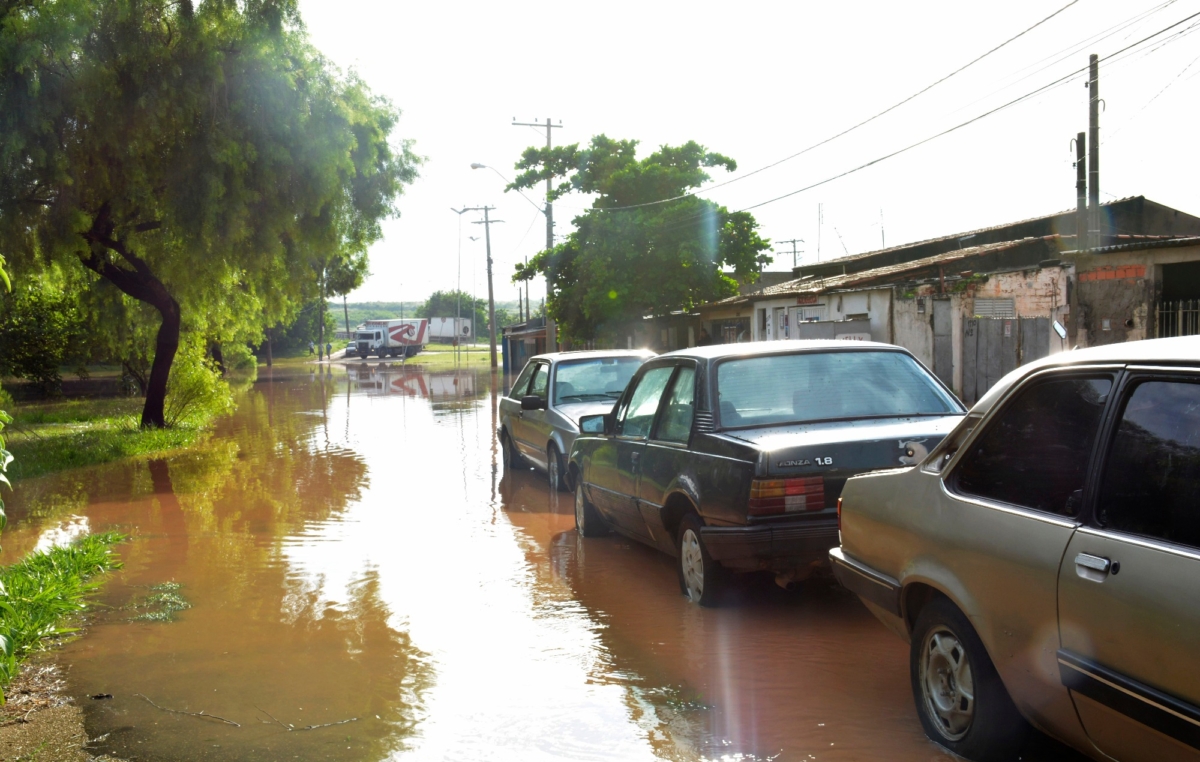 Moradores devem se proteger antes de entrar em contato com água ou lama da enchente ( Foto: Foguinho/Imprensa SMetal)