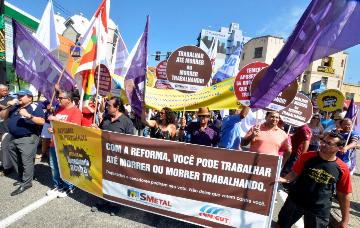 Representantes de 15 sindicatos participaram do ato no centro de Sorocaba